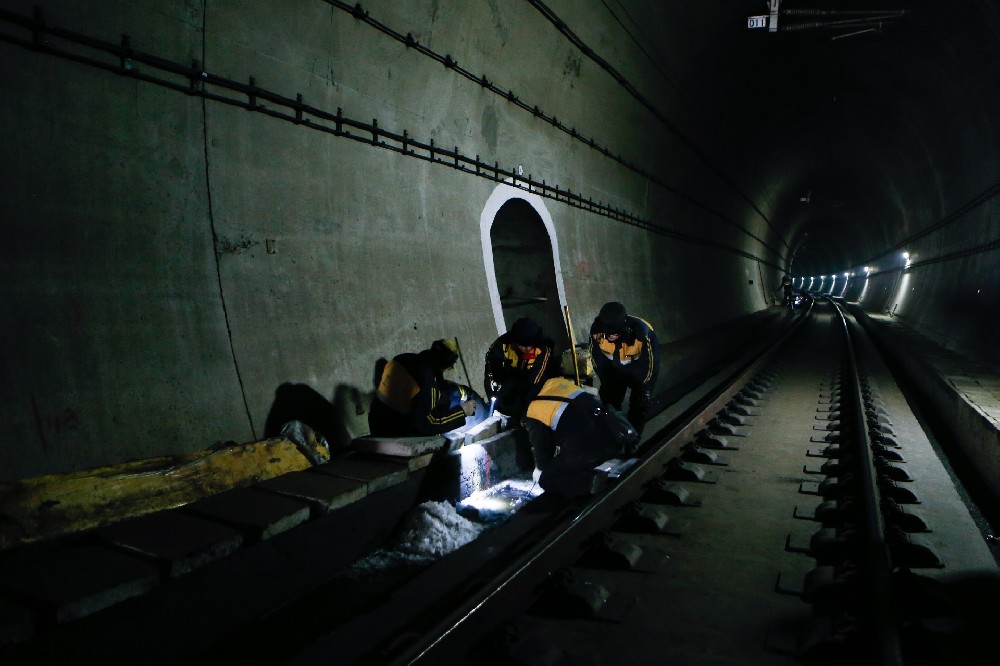 汨罗铁路运营隧道病害现状